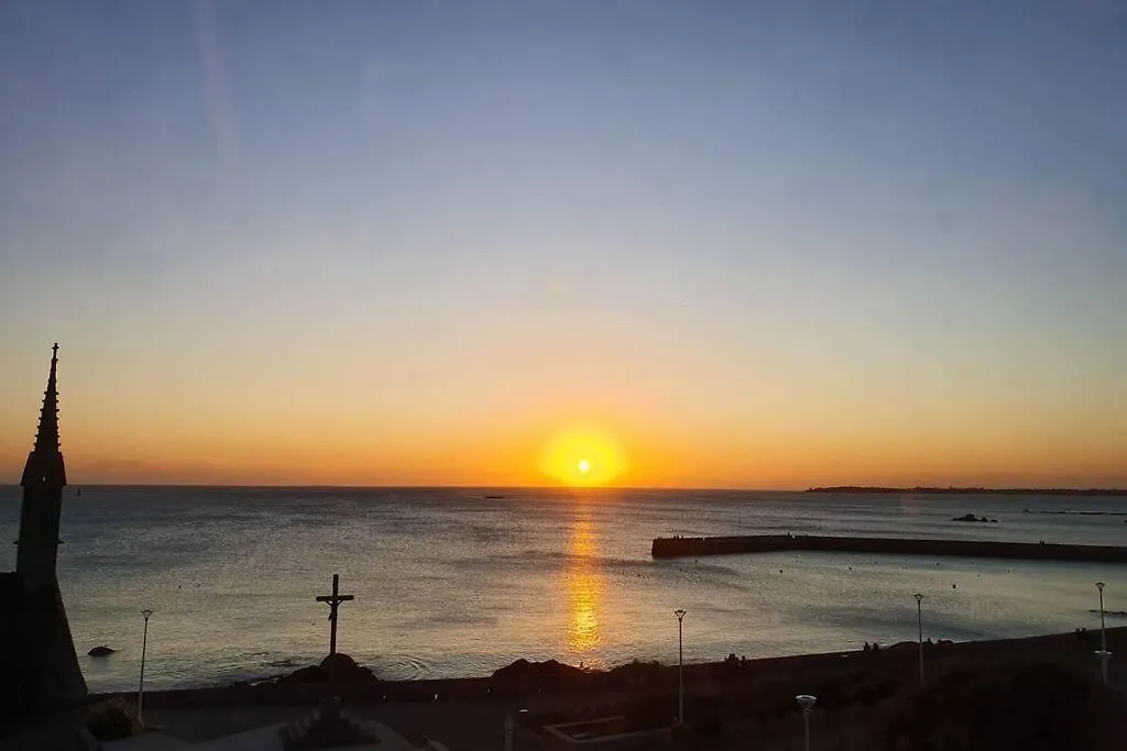 LE PHARE DE LA CROIX pleine vue mer centre ville Concarneau France